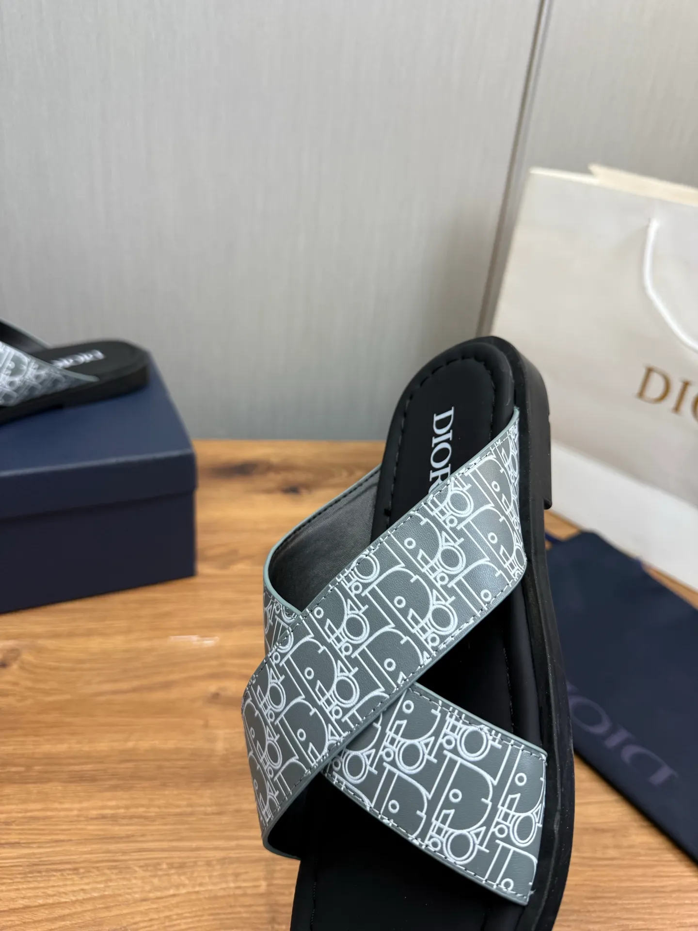 Men's shoes 💰300💰 Dior. Popular slippers hot sale 🔥 Available all year round ✅ Original original material 🩴 SIZE: 38-46 (45.46 non-refundable)
